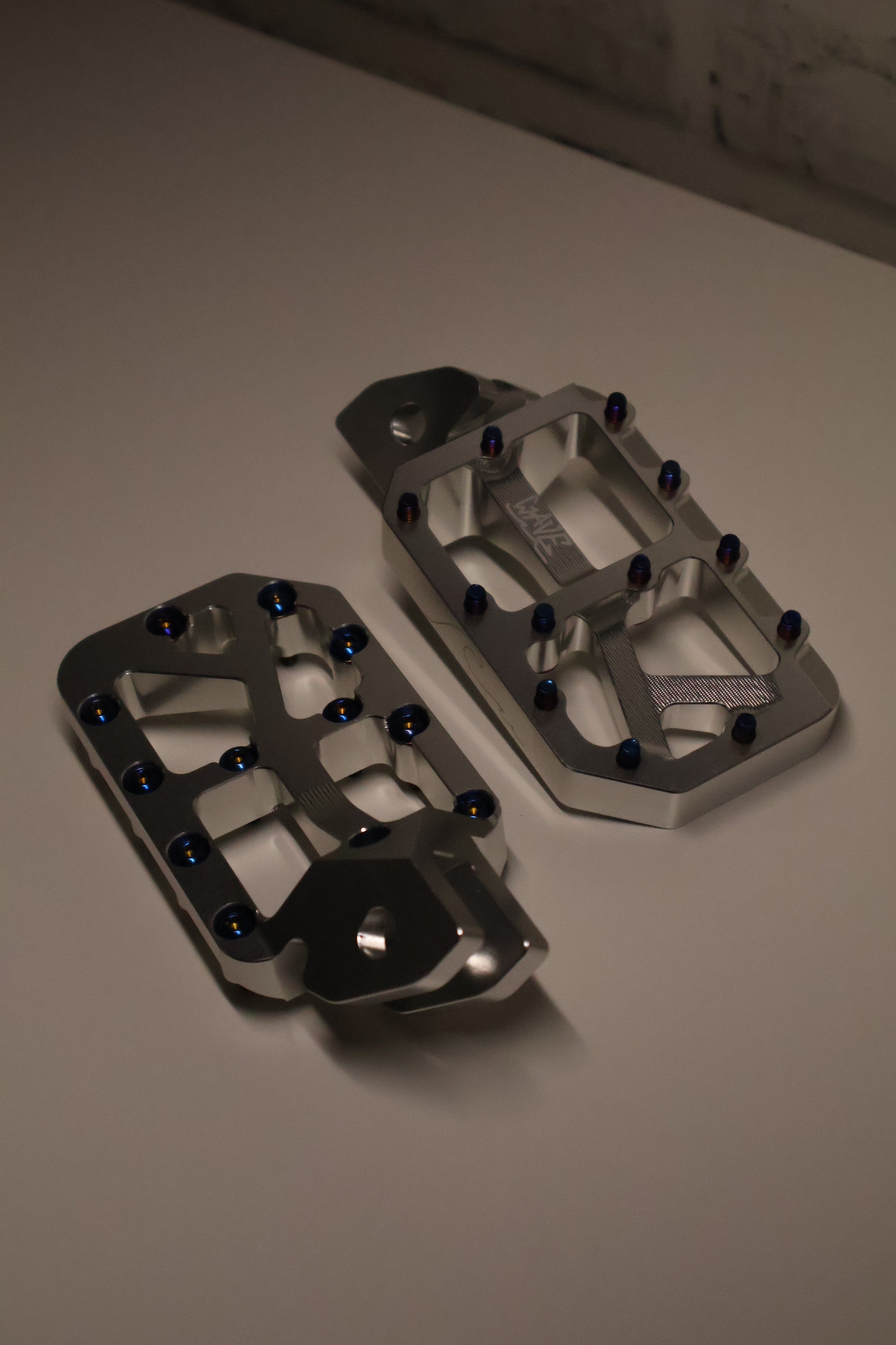 SE TITANIUM WAVE WIDE PEGS. BACK ORDER