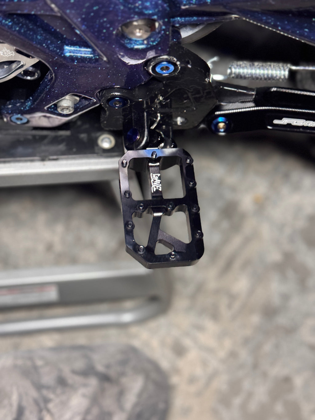 BLACK WAVE WIDE PEGS