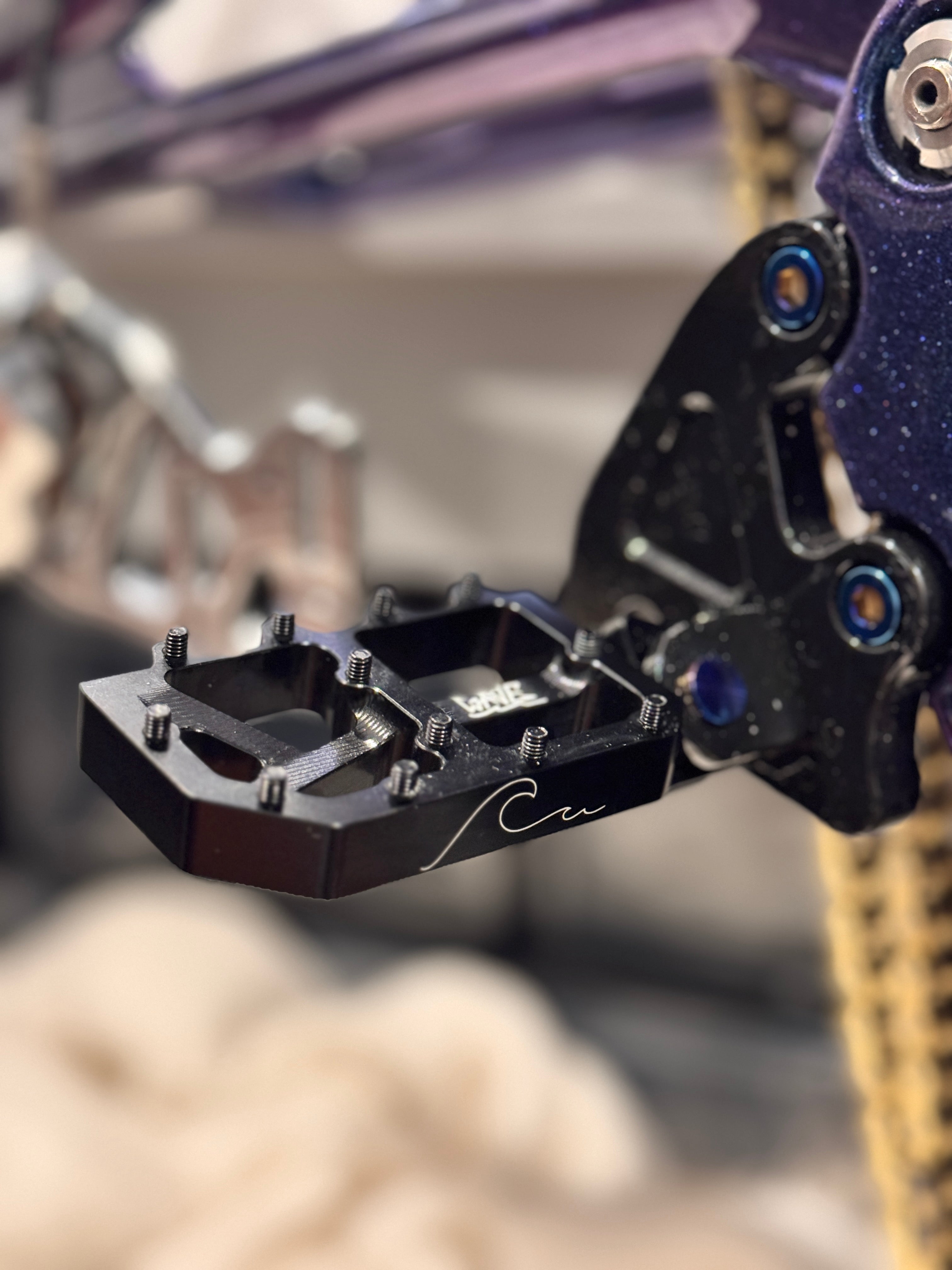 BLACK WAVE WIDE PEGS