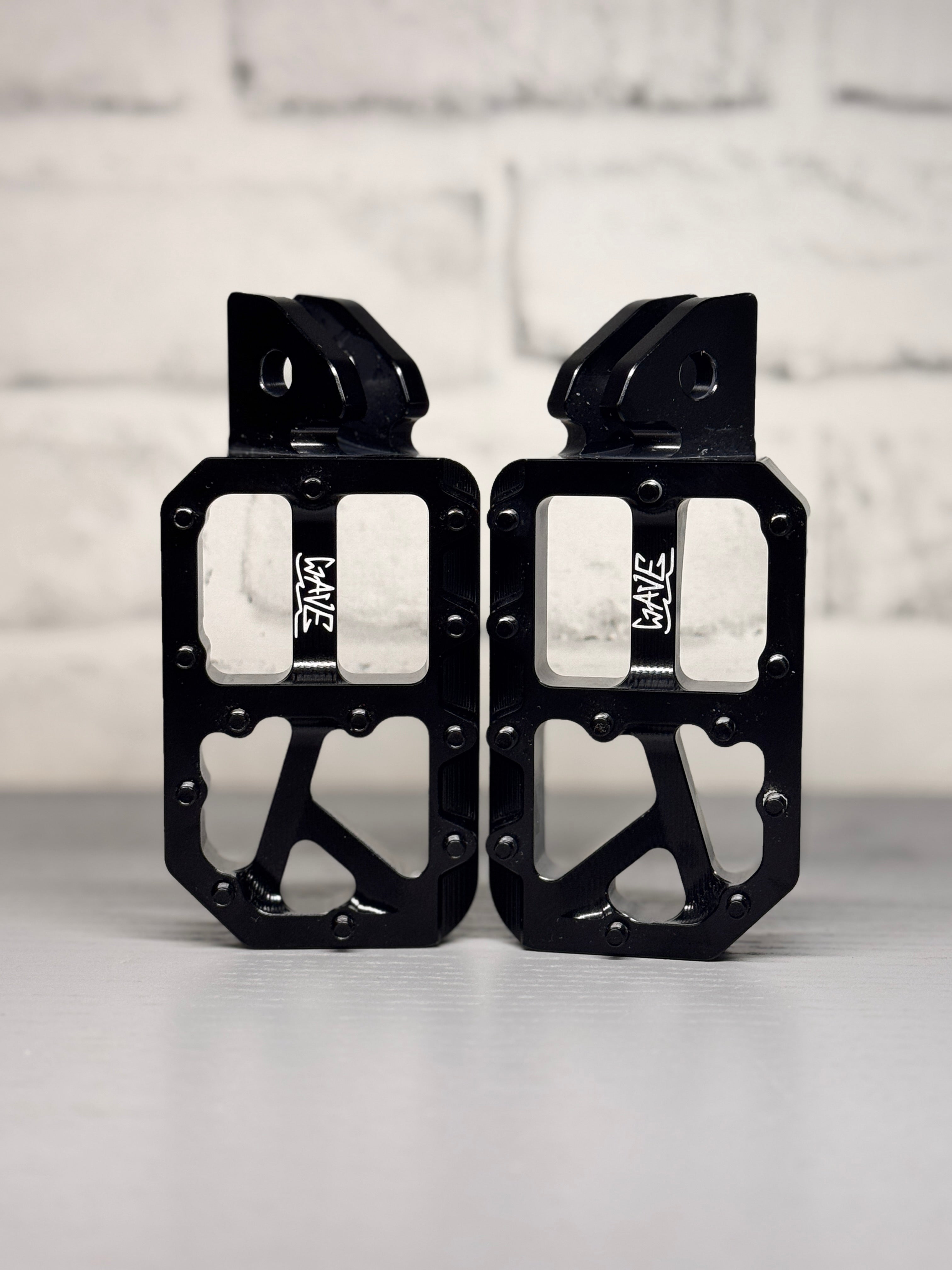 BLACK WAVE WIDE PEGS