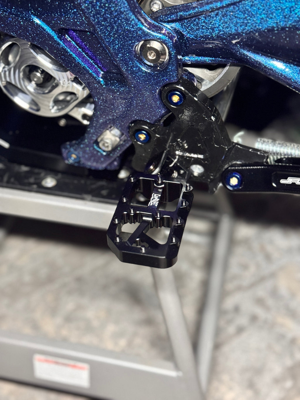 BLACK WAVE WIDE PEGS